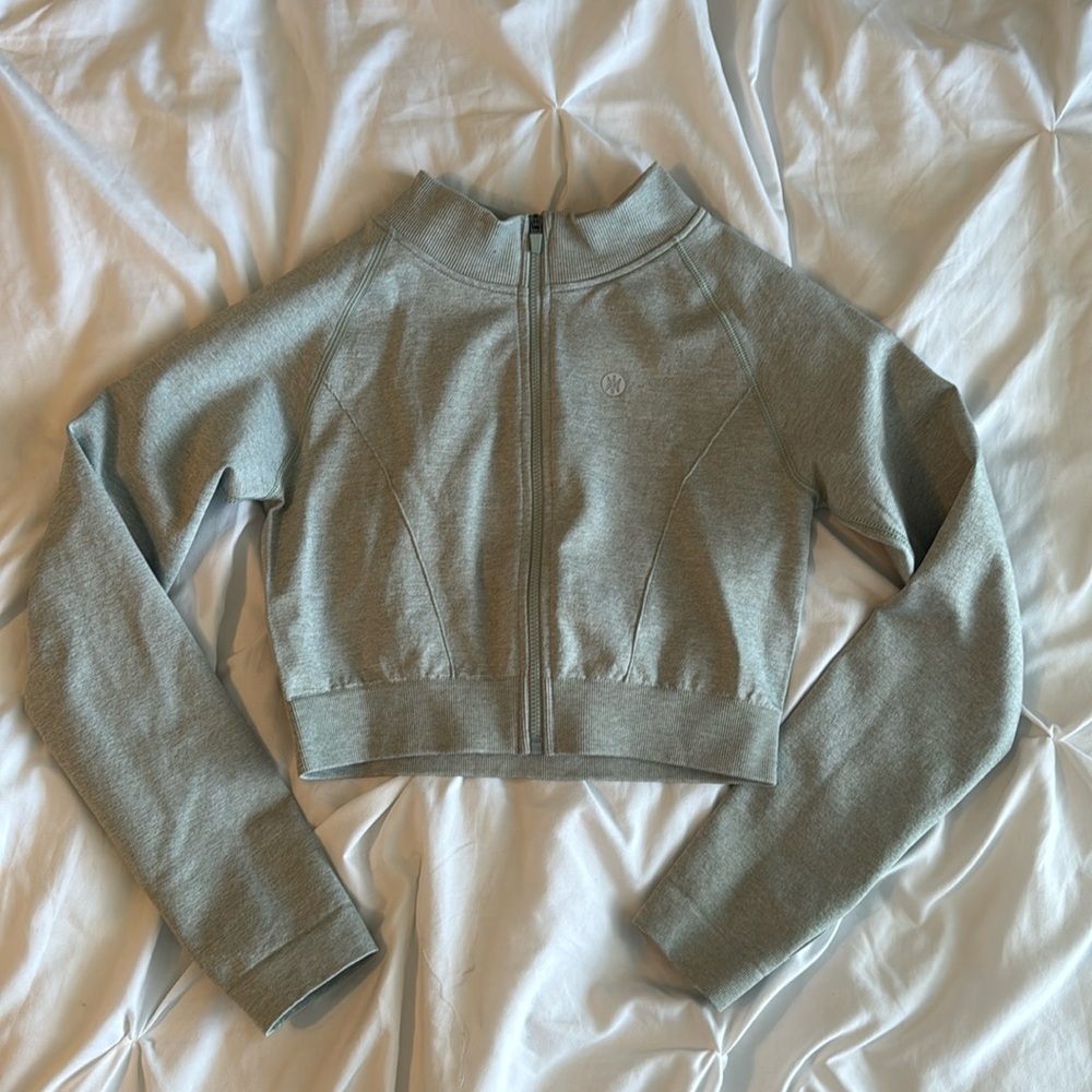 Activewear crop top with thumb holes